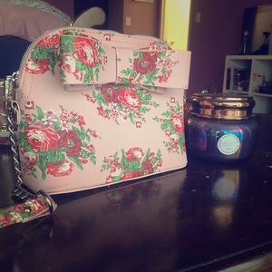 BETSY JOHNSON FLORAL BOW DOME CROSSBODY 💕